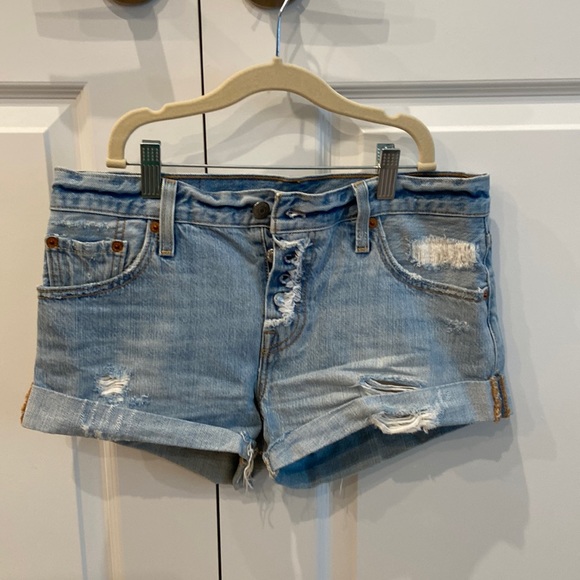 Levi boyfriend denim shorts light wash size 25 - Picture 1 of 4